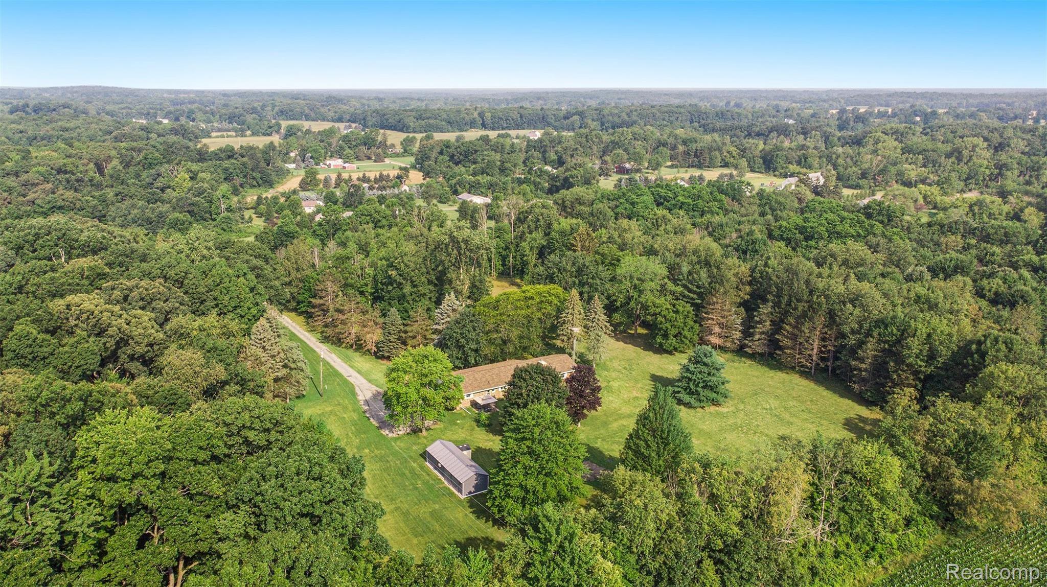 5440 Green Road Fenton, MI 48430 - Photo 36 of 44 Back Right Extended View.jpg