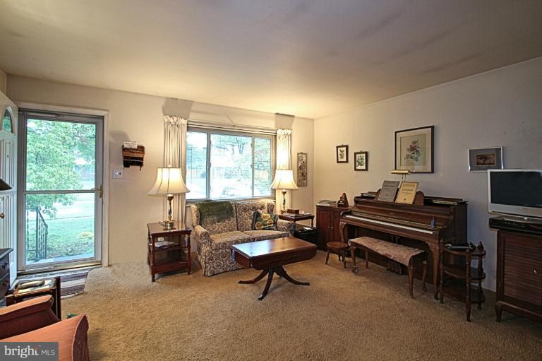 3910 Braddock Road Alexandria, VA 22312 - Photo 2 of 9 Living Room