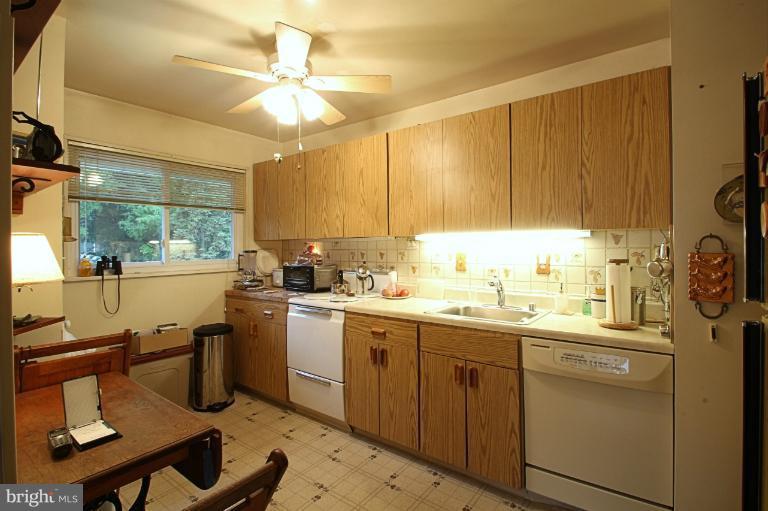 3910 Braddock Road Alexandria, VA 22312 - Photo 5 of 9 Kitchen