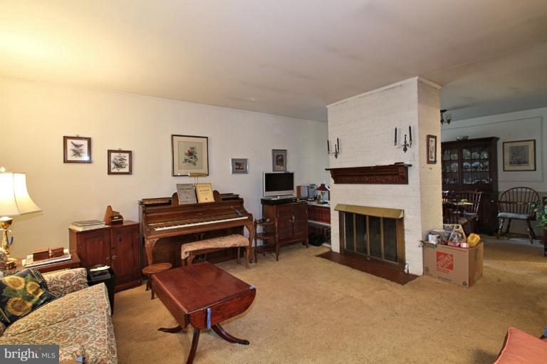 3910 Braddock Road Alexandria, VA 22312 - Photo 7 of 9 Living Room