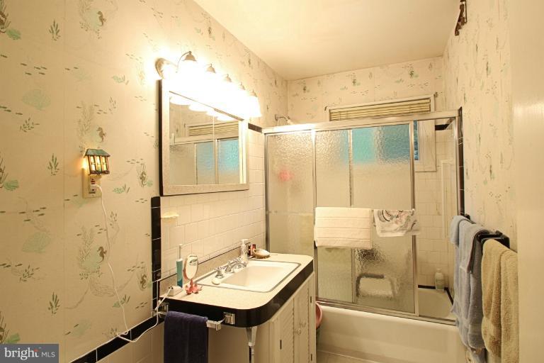 3910 Braddock Road Alexandria, VA 22312 - Photo 8 of 9 Bath