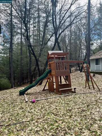 a table and chairs sitting in the middle of a yard