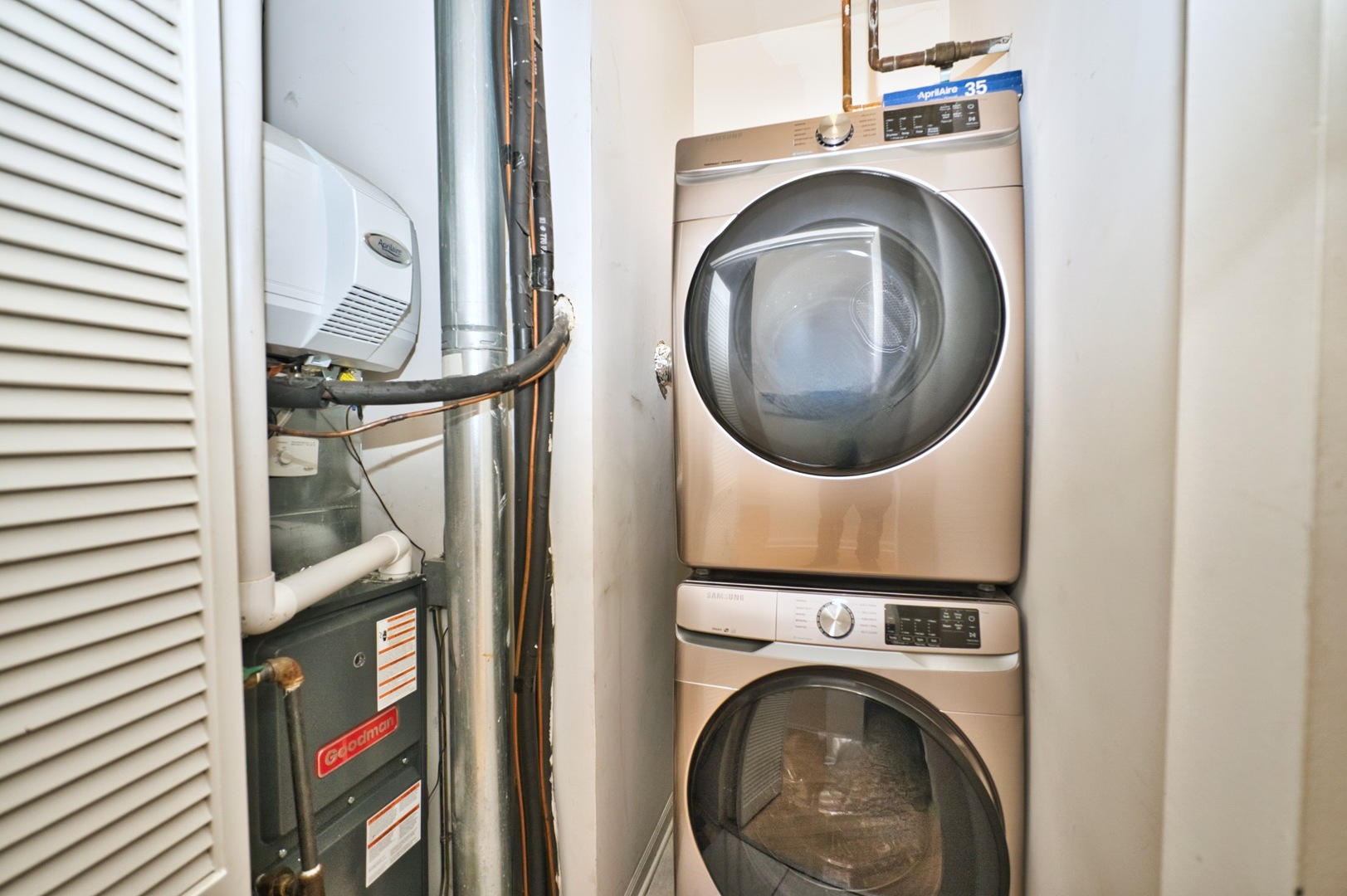 2317 West Wolfram Street, Unit 515 Chicago, IL 60618 - Photo 18 of 35 a utility room with dryer and washer