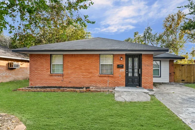 a front view of house with yard