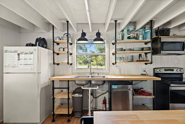 $338,000 | 131 Moccasin Bend Drive, Smithville, TX 78957