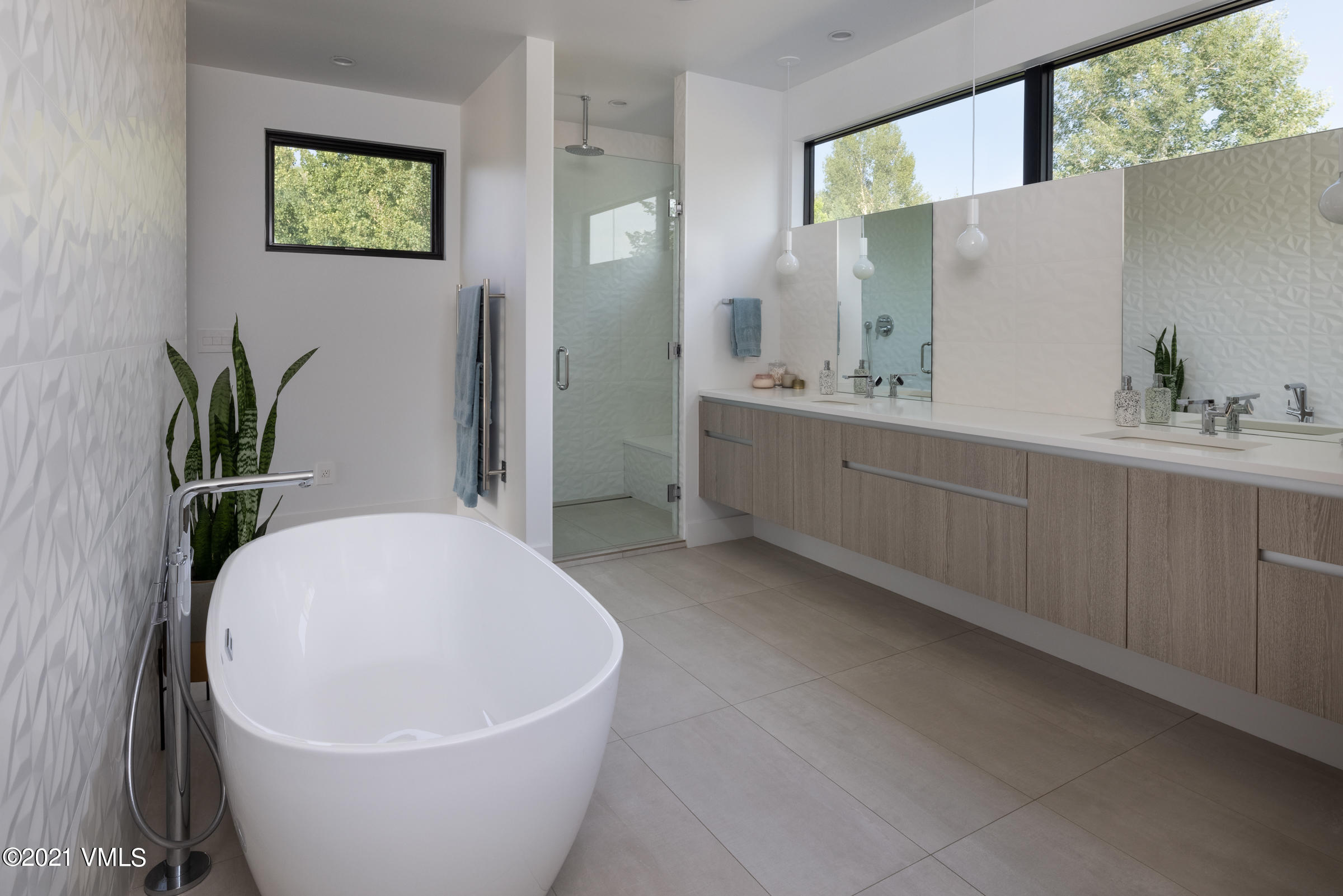 4380 June Point Avon, CO 81620 - Photo 20 of 39 a white bath tub sitting next to a white sink