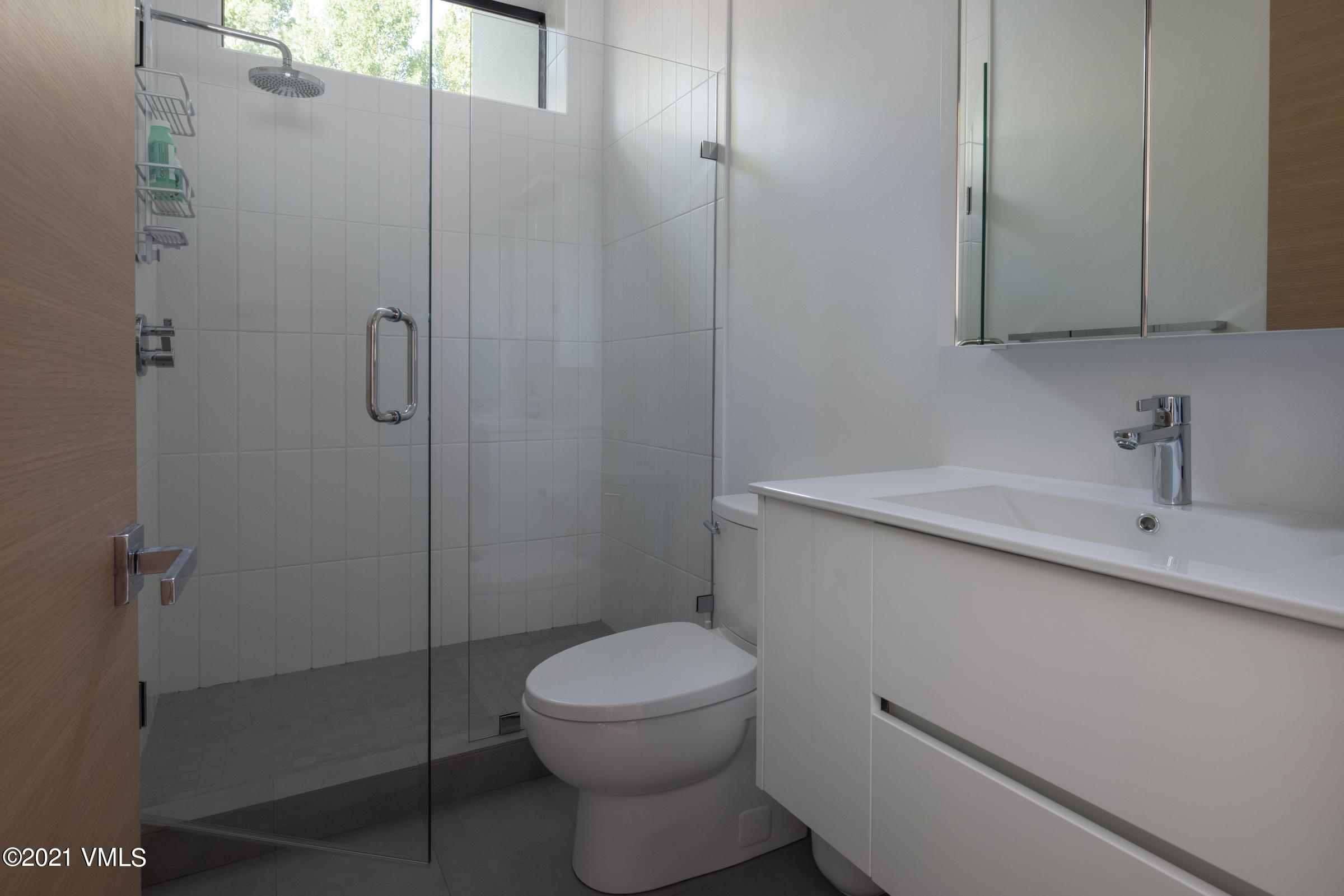 4380 June Point Avon, CO 81620 - Photo 30 of 39 a bathroom with a toilet a sink and shower