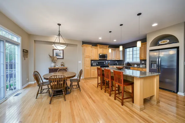 $383,000 | 290 Remington Drive, St. Charles, IL 60175