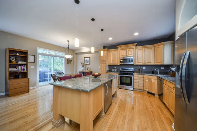 $383,000 | 290 Remington Drive, St. Charles, IL 60175