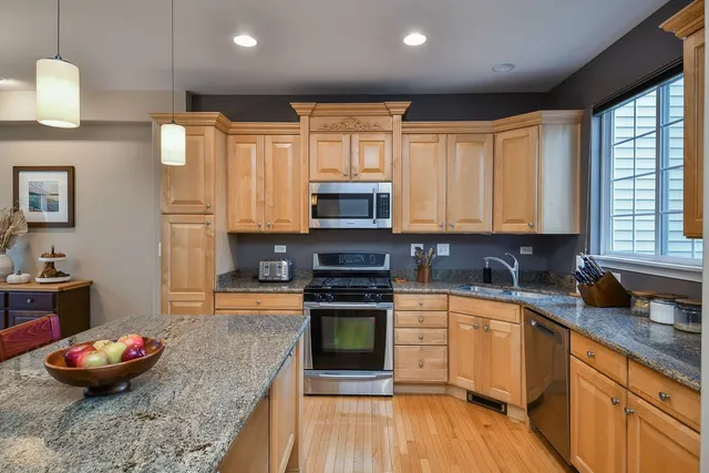 $383,000 | 290 Remington Drive, St. Charles, IL 60175