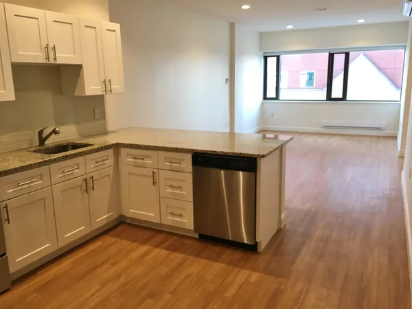 $2,139 | 875 Elm Street, Unit 418, Manchester, NH 03101