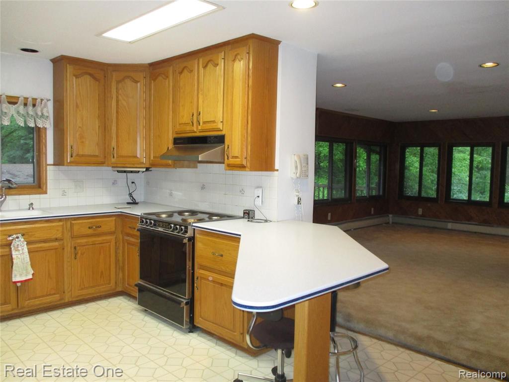 28642 Rollcrest Road Farmington Hills, MI 48334 - Photo 27 of 53