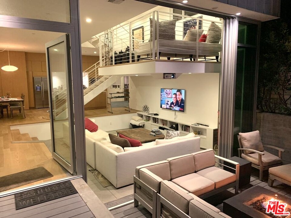 338 Rennie Avenue, Unit 2 Venice, CA 90291 - Photo 1 of 21 a kitchen with a stove and a refrigerator