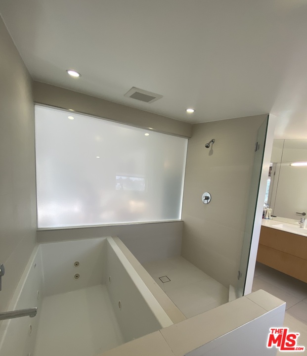 338 Rennie Avenue, Unit 2 Venice, CA 90291 - Photo 13 of 21 a view of an empty room