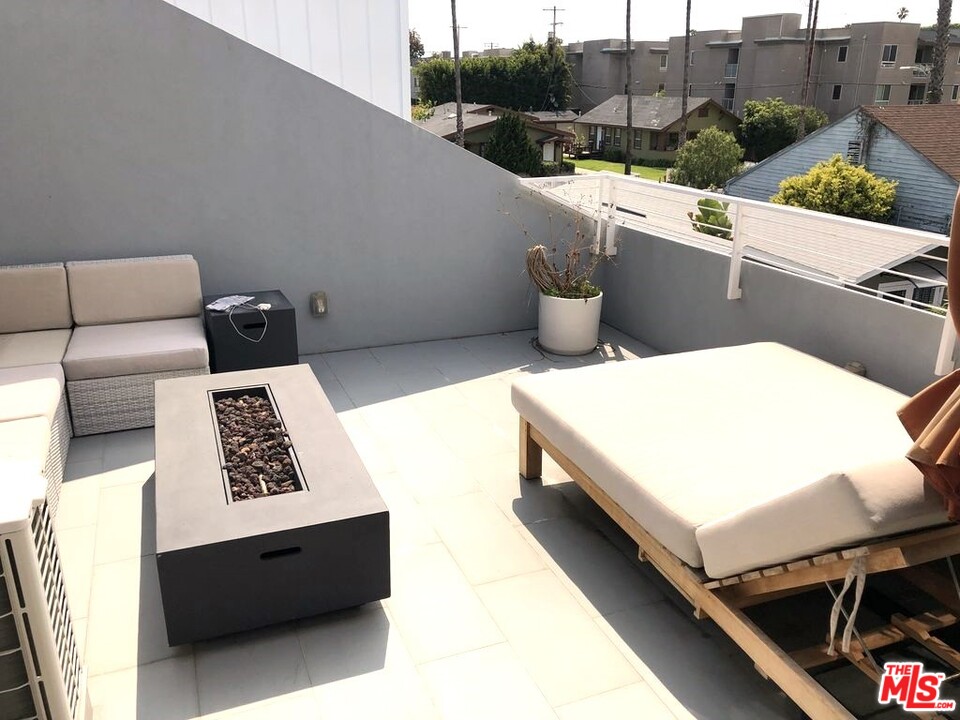 338 Rennie Avenue, Unit 2 Venice, CA 90291 - Photo 14 of 21 a view of barbeque grill with seating area and roof