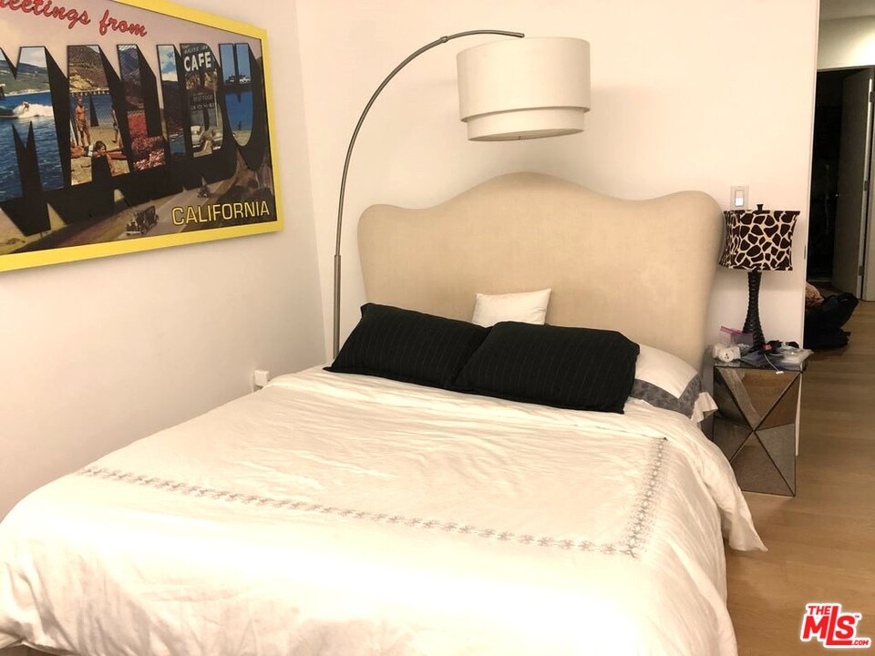 338 Rennie Avenue, Unit 2 Venice, CA 90291 - Photo 15 of 21 a bedroom with a bed and wooden floor