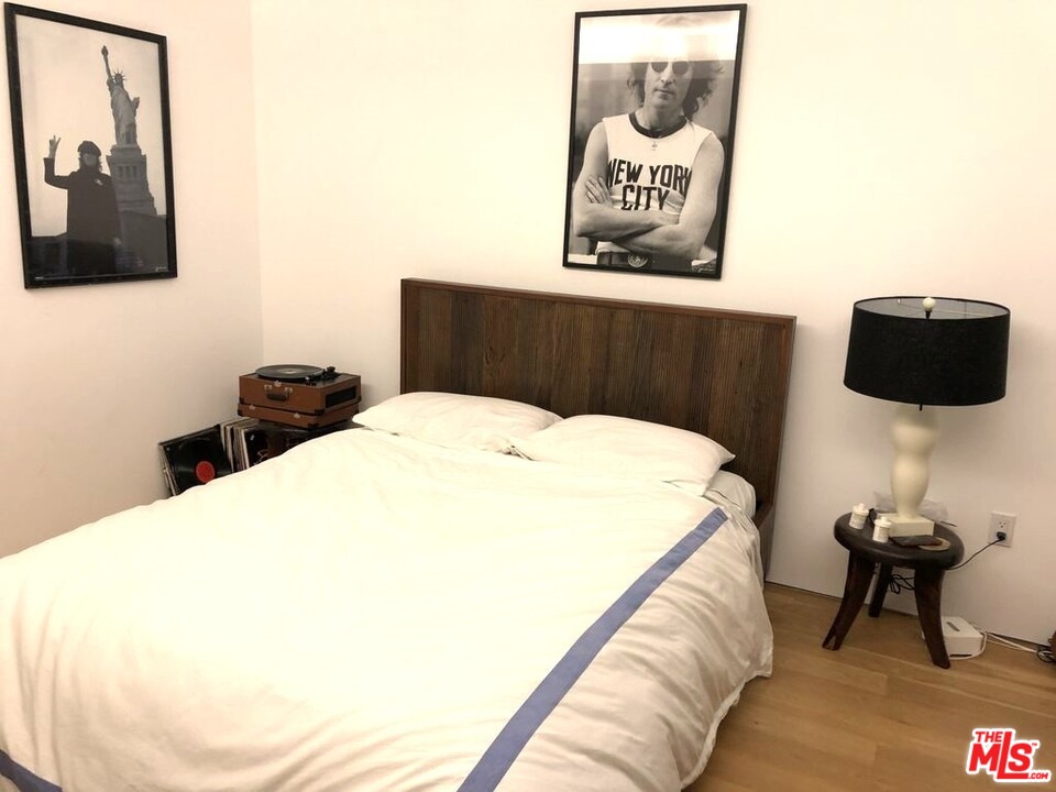 338 Rennie Avenue, Unit 2 Venice, CA 90291 - Photo 16 of 21 a bedroom with a bed and wall painting