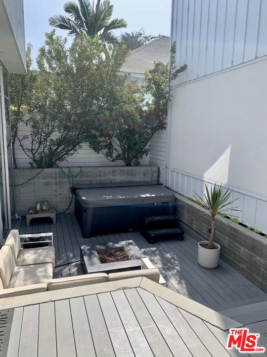 338 Rennie Avenue, Unit 2 Venice, CA 90291 - Photo 18 of 21 a bathroom with a toilet and a shower