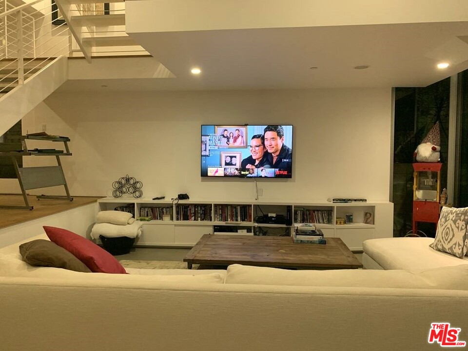 338 Rennie Avenue, Unit 2 Venice, CA 90291 - Photo 4 of 21 a living room with furniture and a flat screen tv