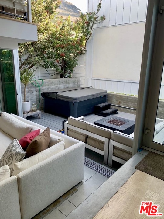 338 Rennie Avenue, Unit 2 Venice, CA 90291 - Photo 6 of 21 a living room with furniture and a potted plant