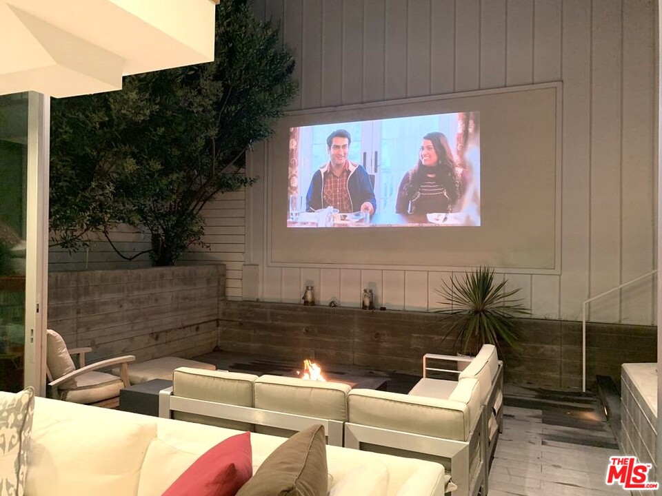 338 Rennie Avenue, Unit 2 Venice, CA 90291 - Photo 9 of 21 a view of outdoor sitting area with furniture