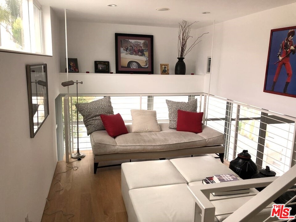 338 Rennie Avenue, Unit 2 Venice, CA 90291 - Photo 10 of 21 a living room with furniture and a potted plant