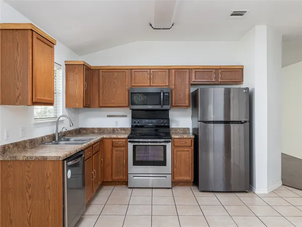 $2,050 | 222 Killian Loop, Hutto, TX 78634