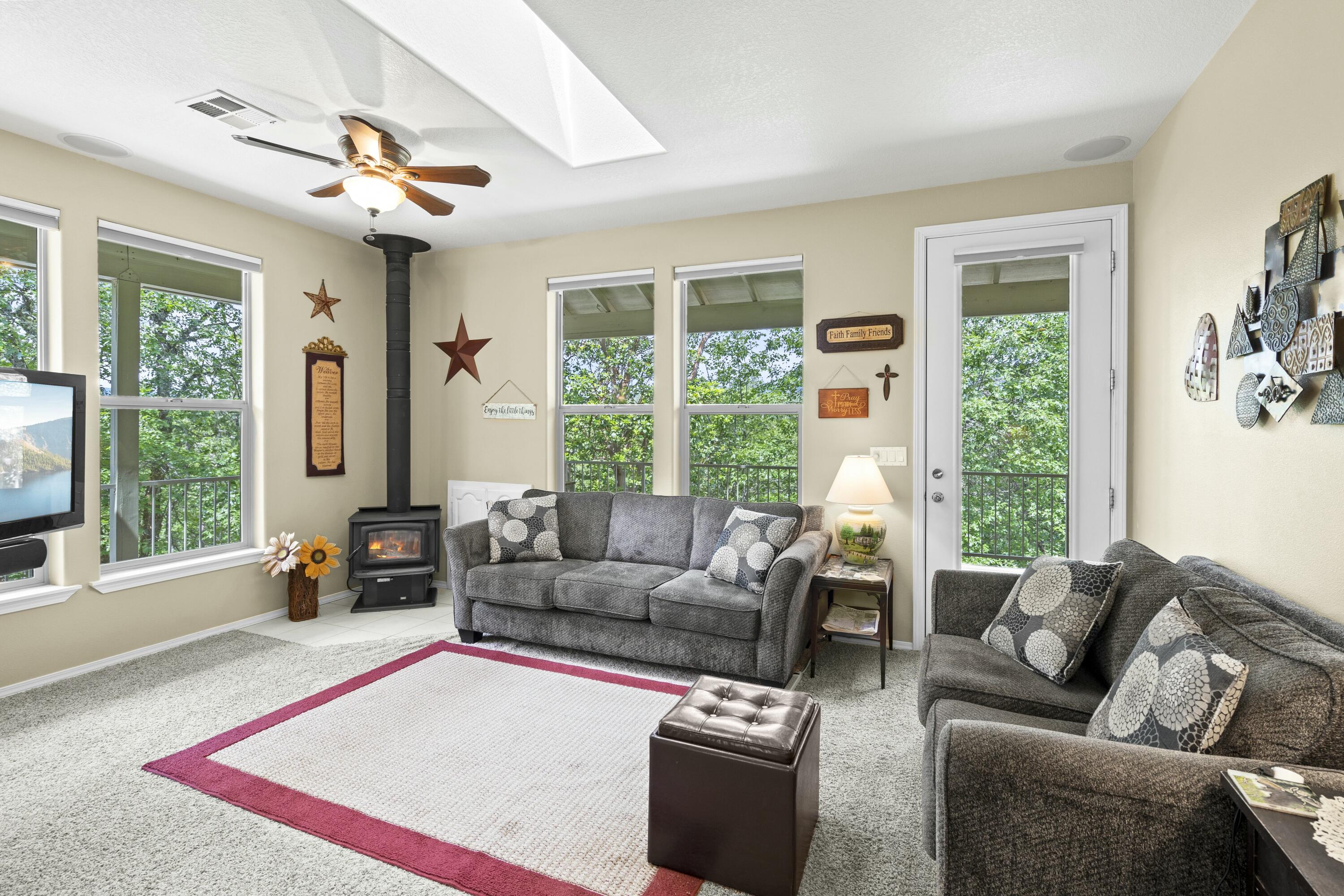 466 Three Pines Road Grants Pass, OR 97526 - Photo 16 of 41 Living Room
