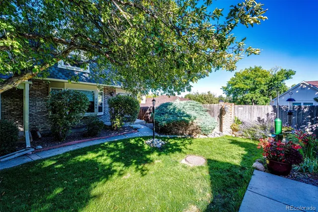 a view of yard with green space