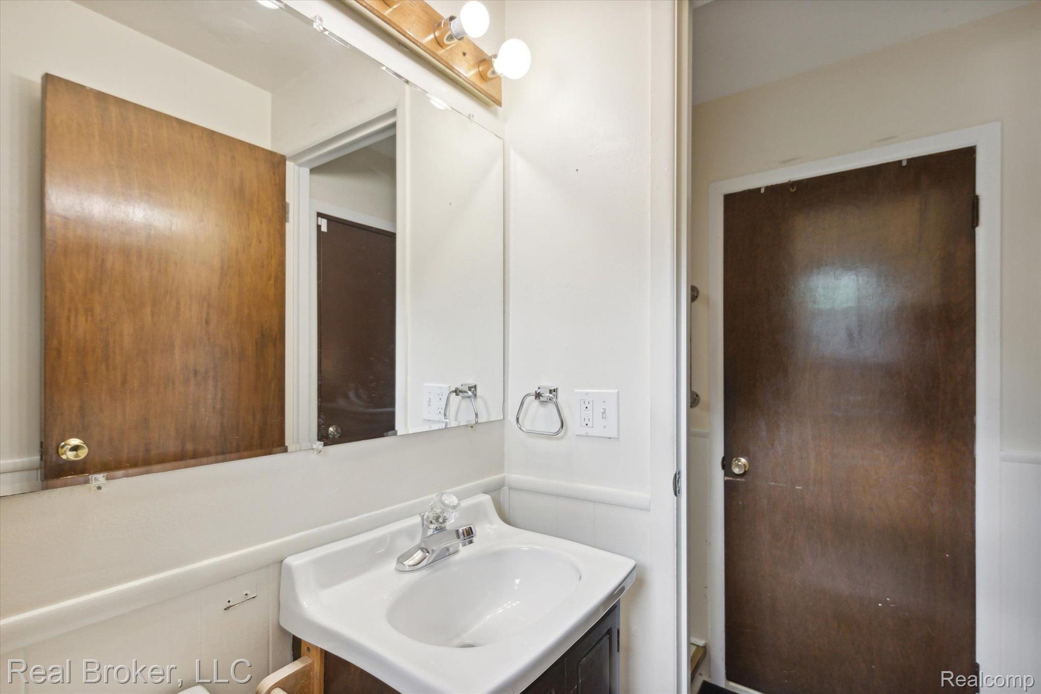 14559 Newburgh Road Livonia, MI 48154 - Photo 21 of 45 Gallery Image 21