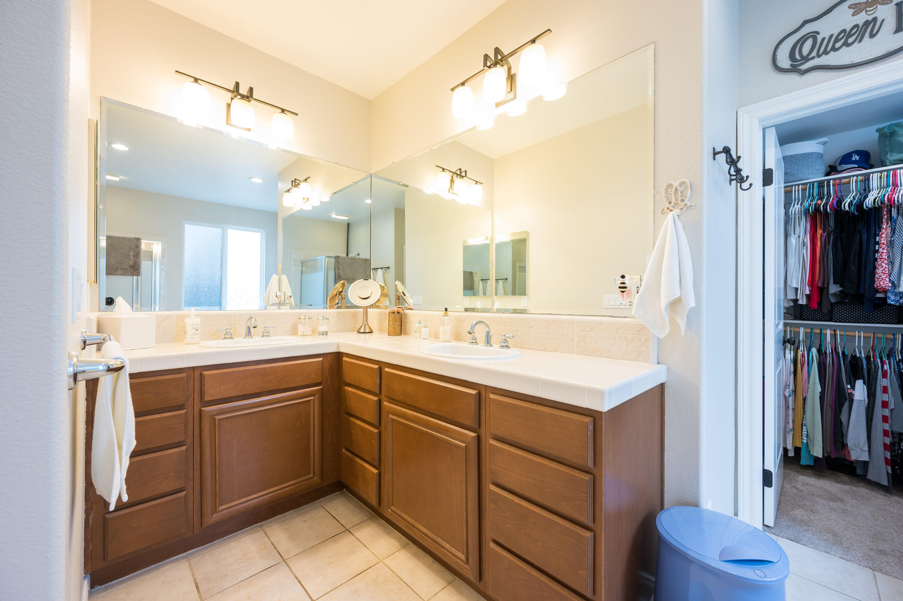 529 Palomar Circle Lompoc, CA 93436 - Photo 20 of 42 a spacious bathroom with a sink and a mirror