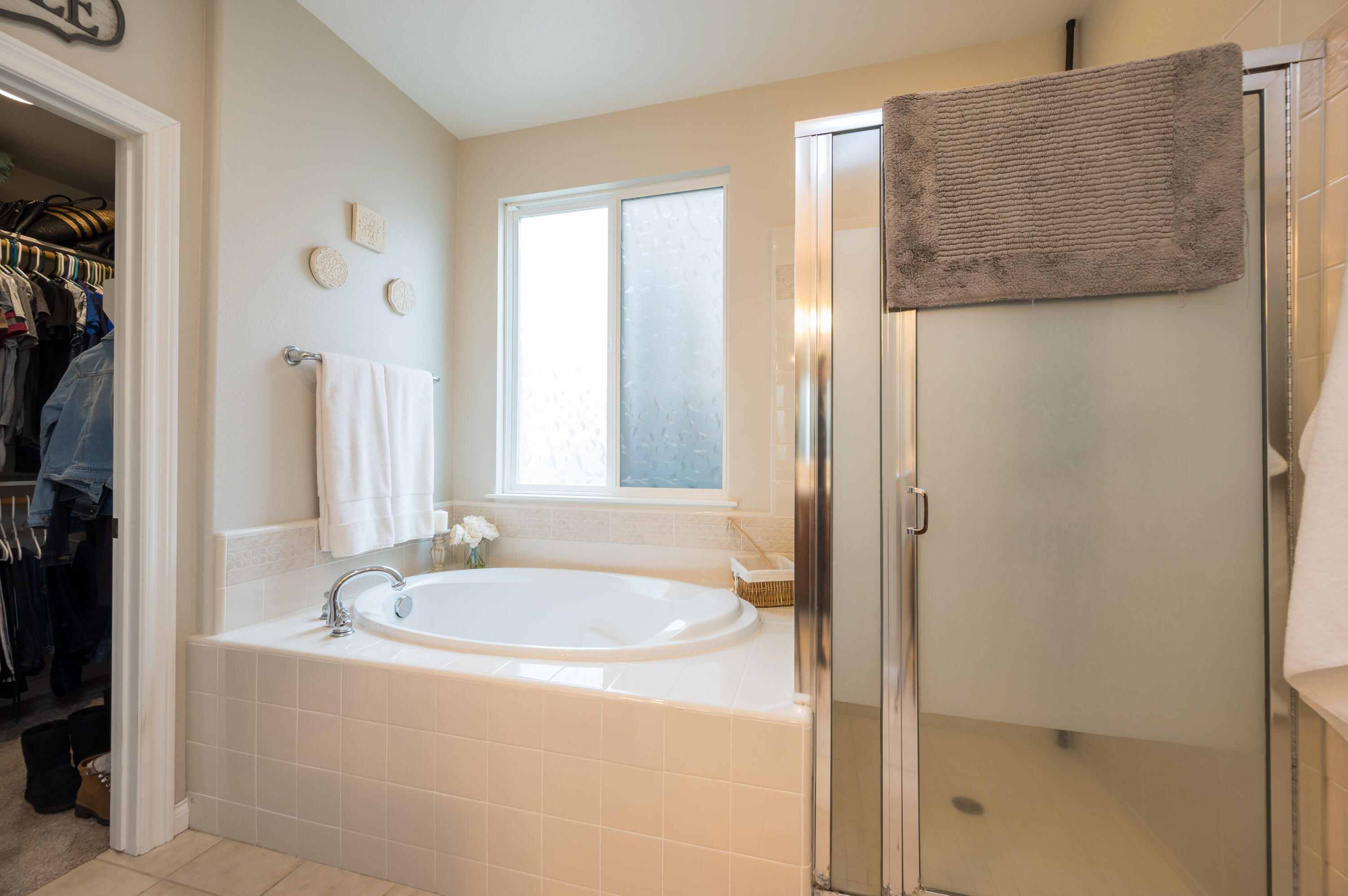 529 Palomar Circle Lompoc, CA 93436 - Photo 22 of 42 a bathroom with a tub and a sink