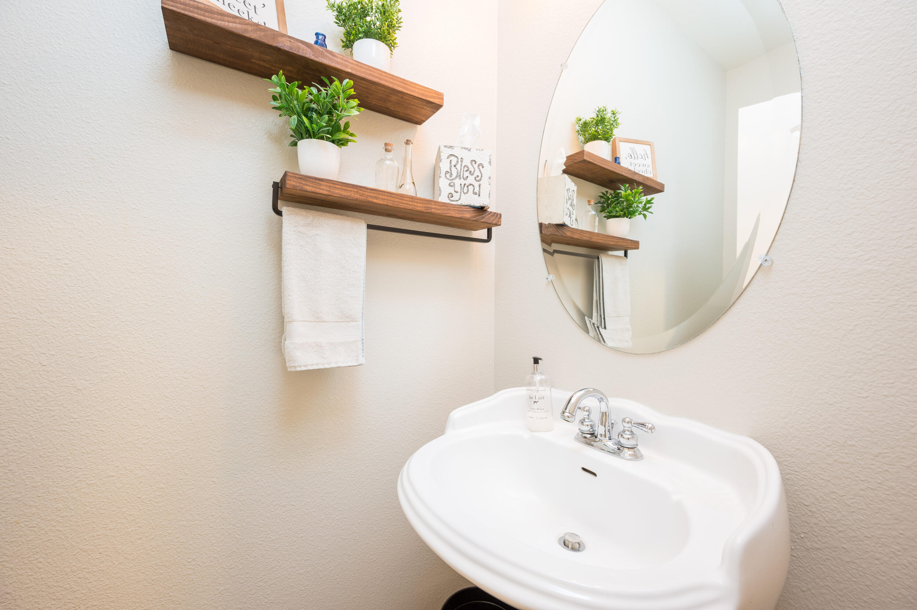 529 Palomar Circle Lompoc, CA 93436 - Photo 28 of 42 a bathroom with a sink and mirror