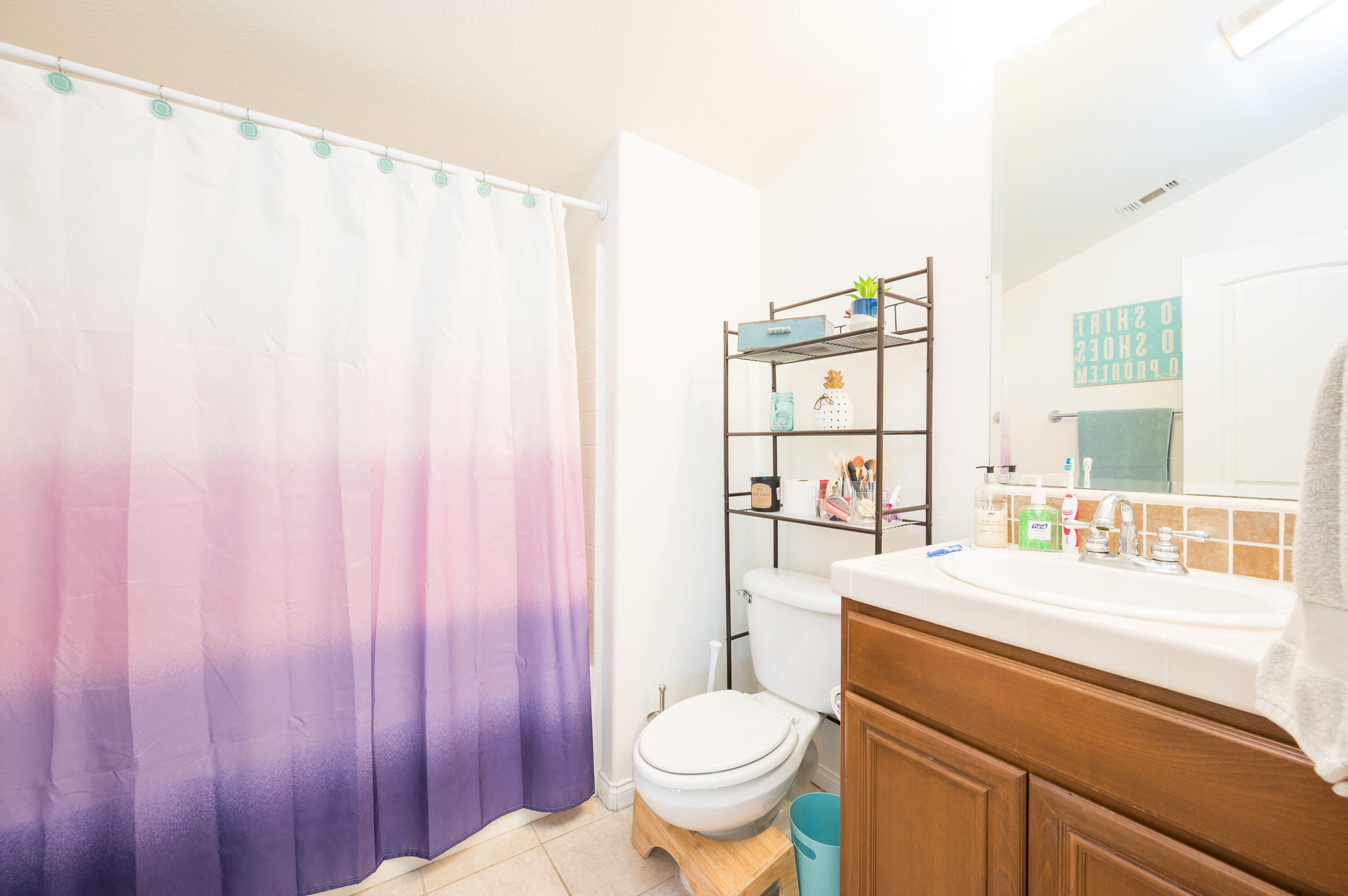 529 Palomar Circle Lompoc, CA 93436 - Photo 33 of 42 a bathroom with a sink toilet and window