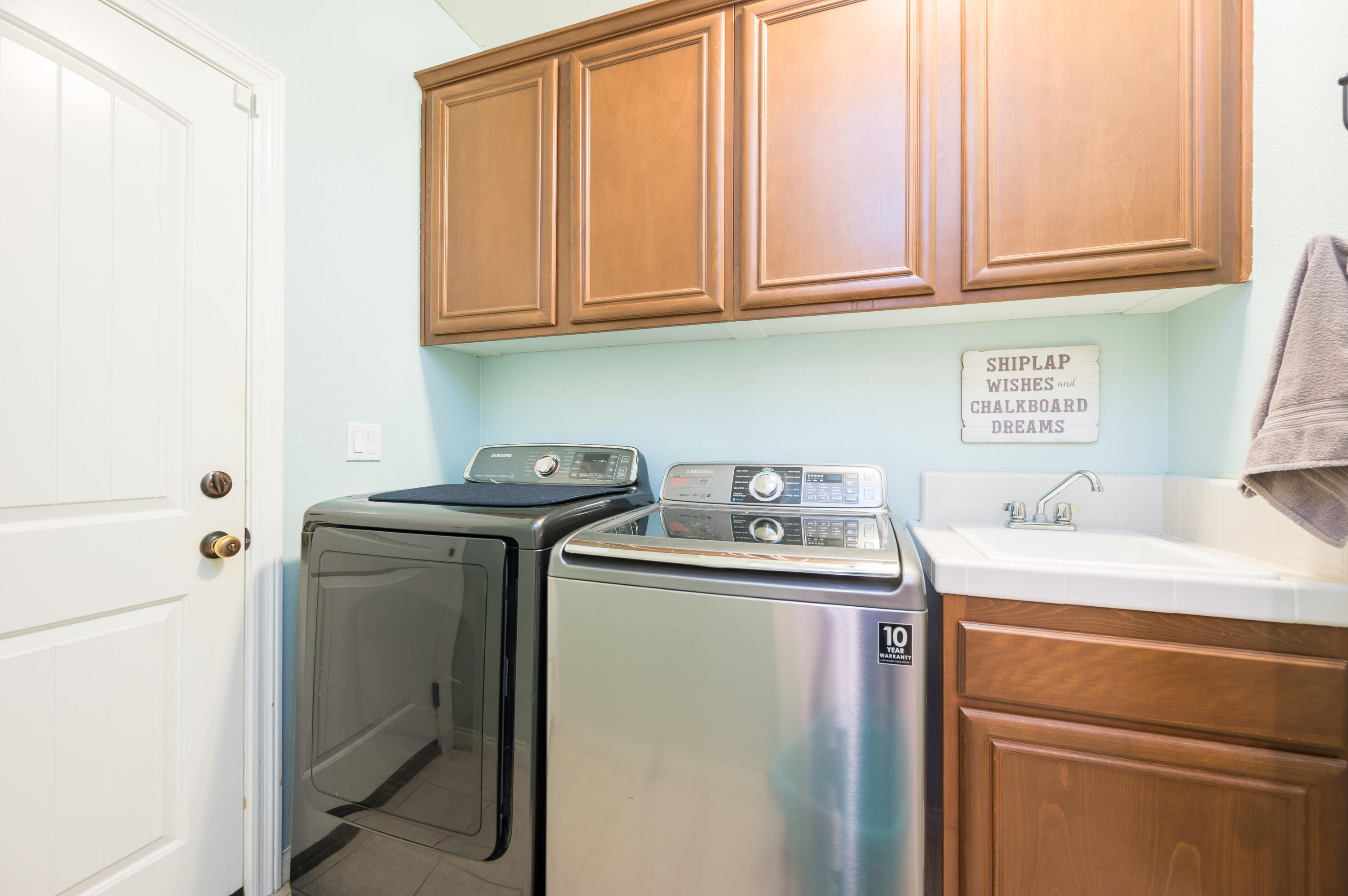 529 Palomar Circle Lompoc, CA 93436 - Photo 34 of 42 a utility room with dryer and washer