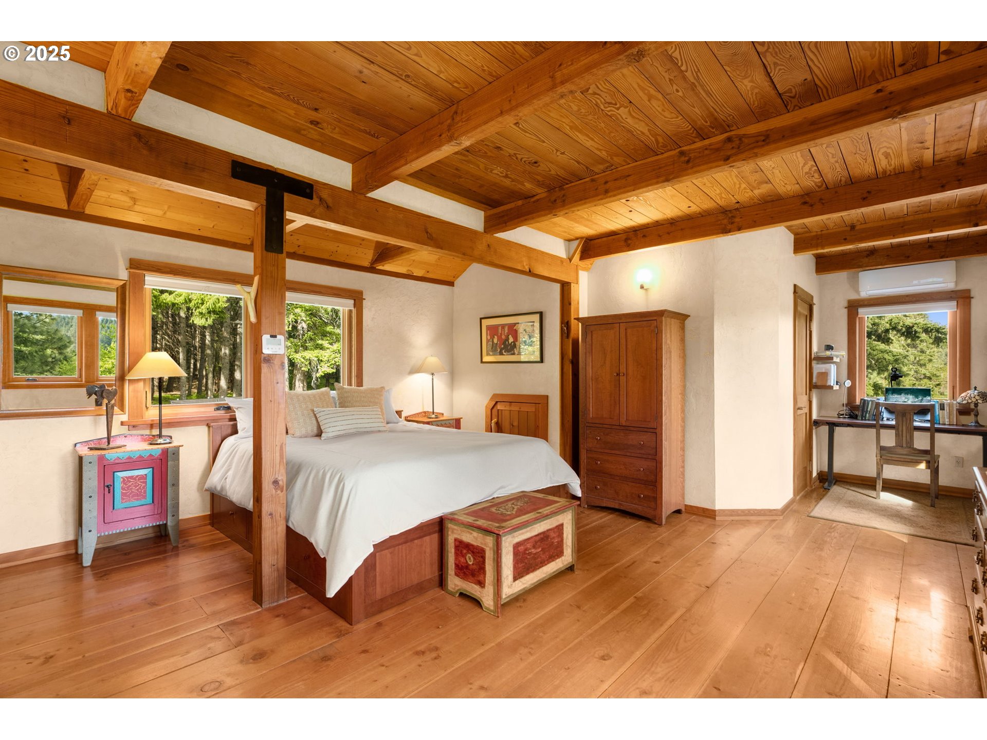 961 Snowden Road White Salmon, WA 98672 - Photo 18 of 48 a bedroom with a large bed and a large window