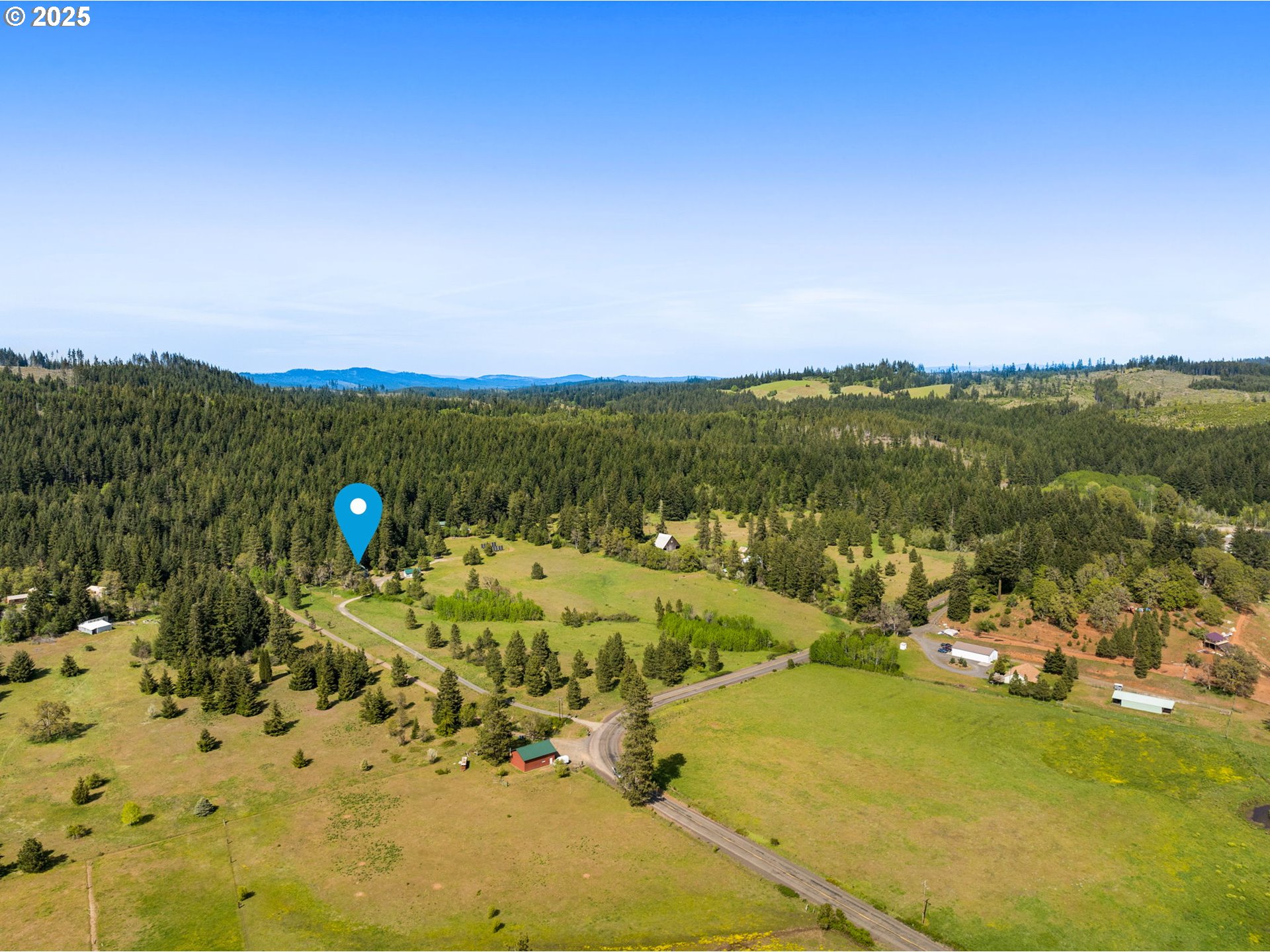 961 Snowden Road White Salmon, WA 98672 - Photo 46 of 48 a view of a city with mountains in the background