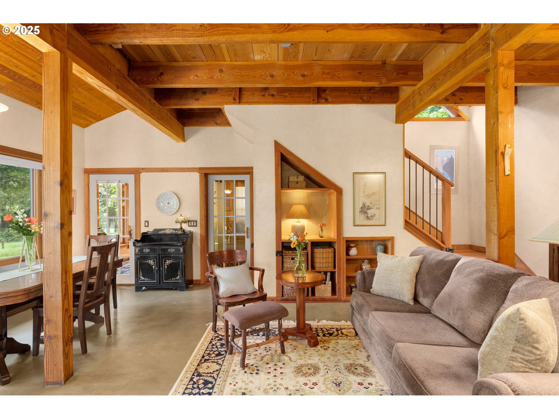 961 Snowden Road White Salmon, WA 98672 - Photo 6 of 48 a living room with furniture