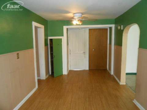 1616 South Graham Road Flint, MI 48532 - Photo 5 of 16 20357852-4.JPG