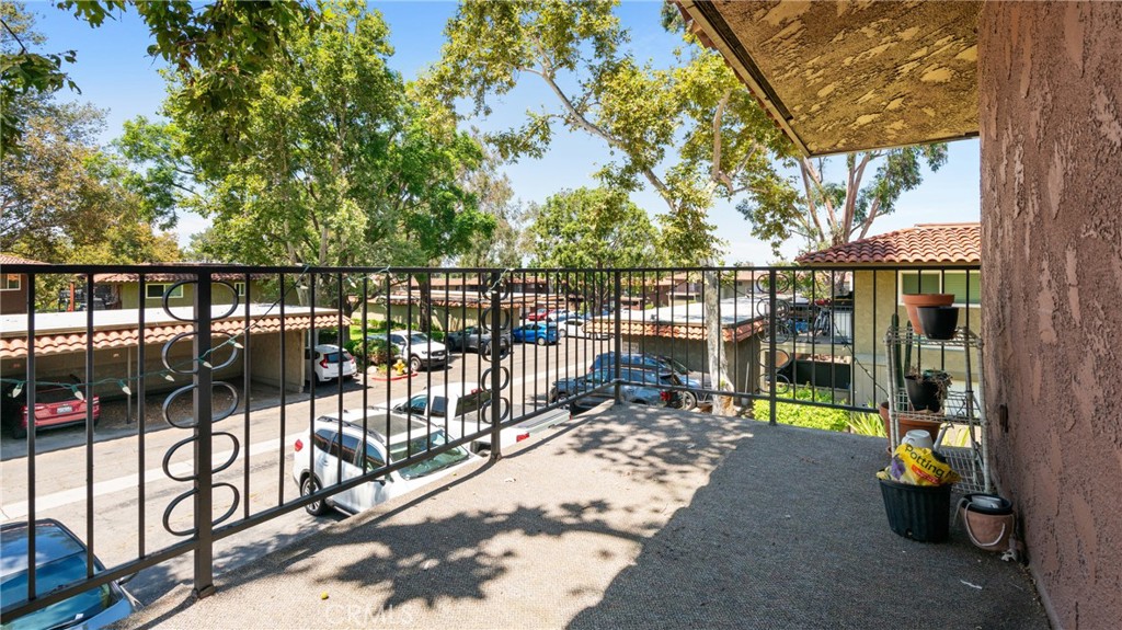 1598 Border Avenue, Unit H Corona, CA 92882 - Photo 20 of 37 a view of a balcony with chairs