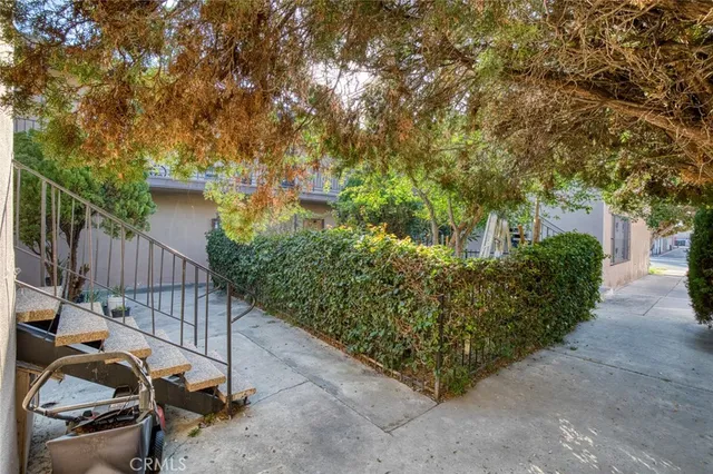 a view of entryway with outdoor area