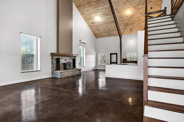 a view of entryway with an front door