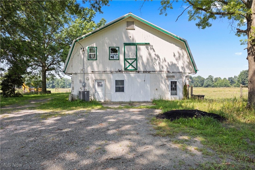 40175 Banks Road Grafton, OH 44044 - Photo 2 of 34