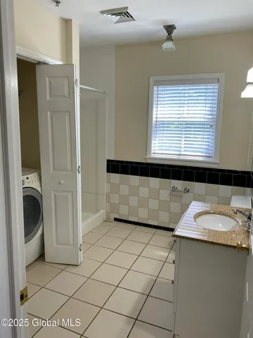 $1,725 | 403 Lake Avenue, Unit 2, Saratoga Springs, NY 12866