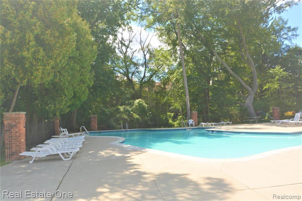 1387 Paddle Wheel Lane Rochester, MI 48306 - Photo 2 of 23