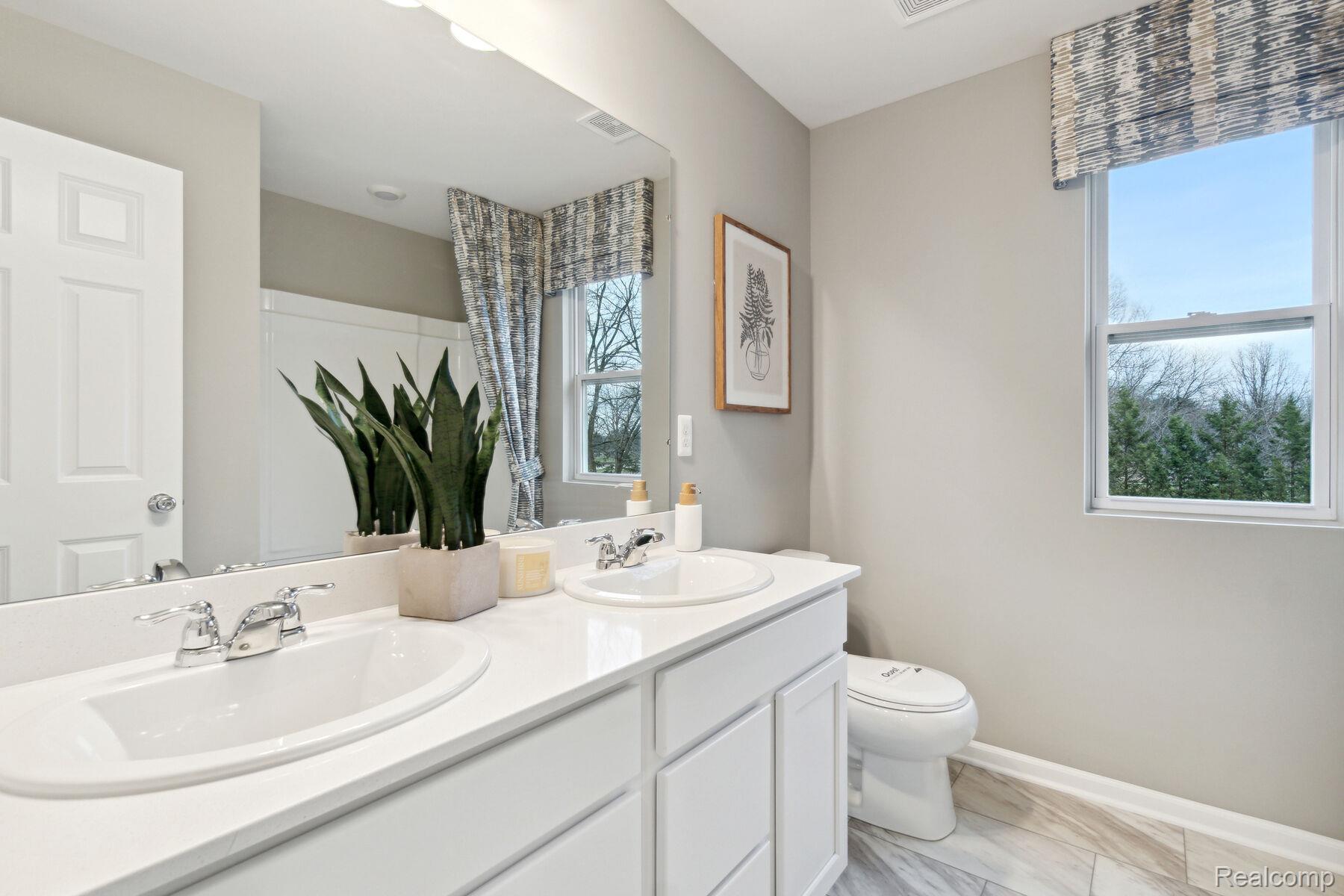 4124 Sedgeview Circle Howell, MI 48855 - Photo 19 of 22 18 Bathroom.jpg