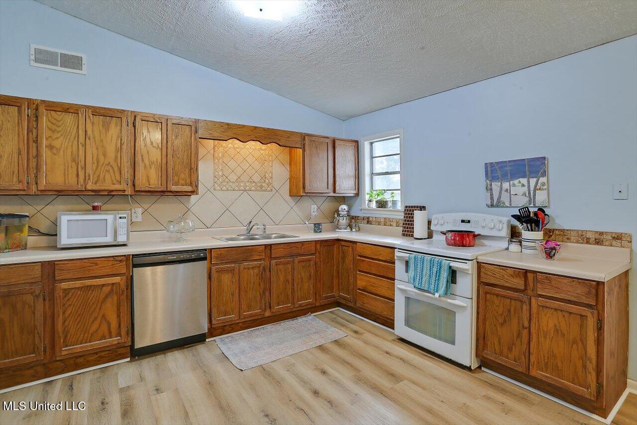 532 Bellevue Street Clinton, MS 39056 - Photo 9 of 31 09-532 Bellevue St
