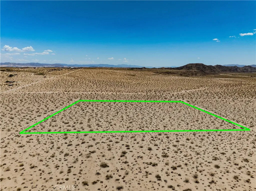 63840 Desert Lilly Road Joshua Tree, CA 92252 - Photo 13 of 34 a view of a terrace with a garden