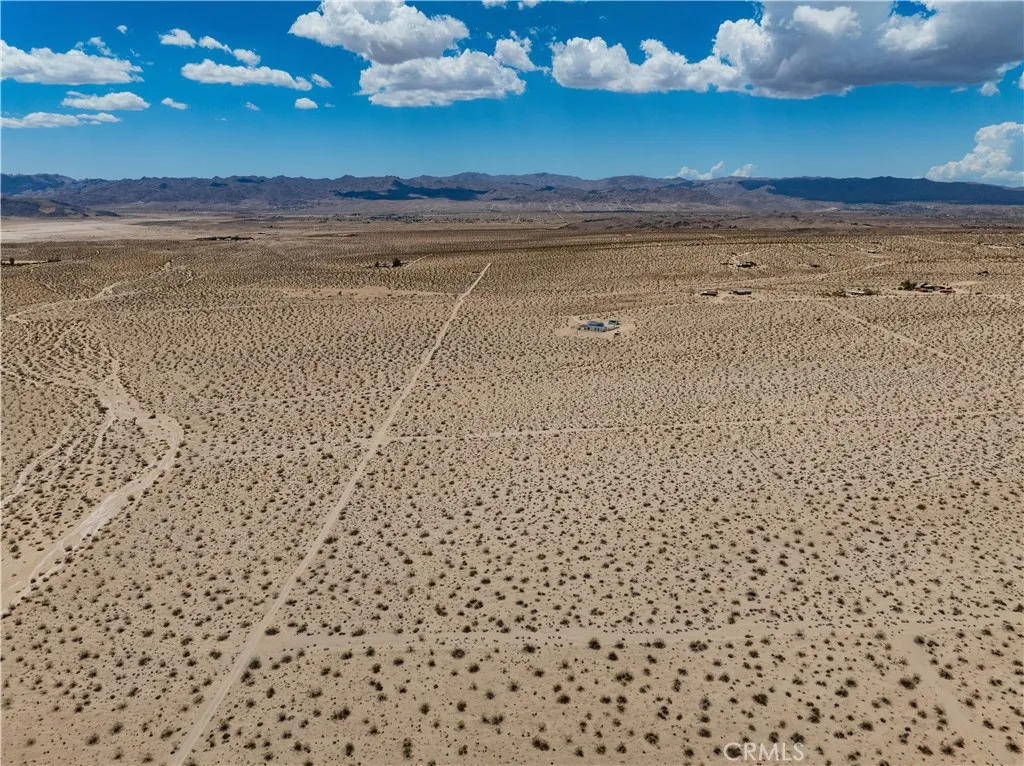 63840 Desert Lilly Road Joshua Tree, CA 92252 - Photo 20 of 34 a view of a room