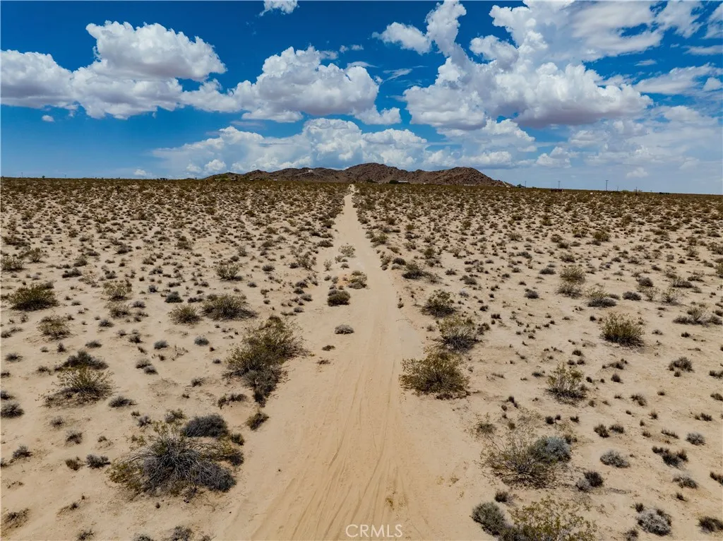 63840 Desert Lilly Road Joshua Tree, CA 92252 - Photo 2 of 34 a bathroom with a bathtub